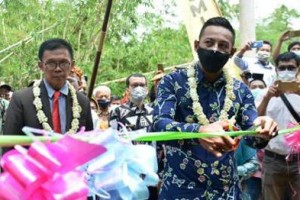 Wakil Bupati Kuningan saat meresmikan PT Zamrud Bumi Indonesia.